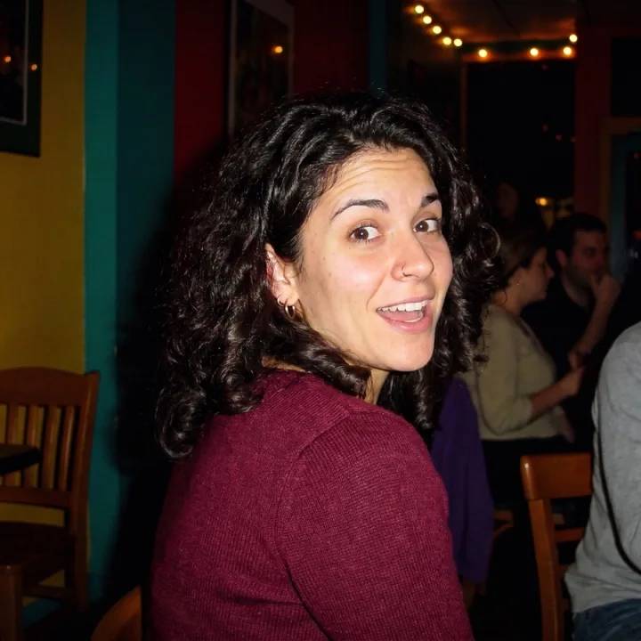Portrait of Camila, Customer support advisor